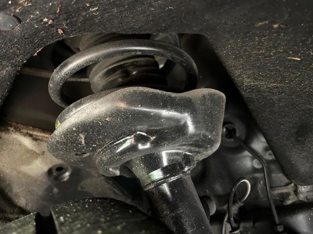お車を安心してお乗りいただく為には、足回りの定期点検が欠かせません。サービスサポート（有償保証）では無料点検もご提供しており、安心のカーライフをお過ごしいただけるサポート体制が整っています。
