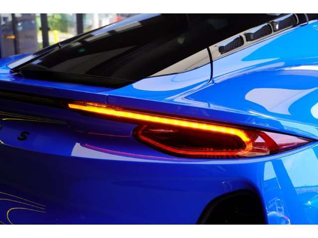 横一文字に伸びる鮮やかなオレンジ色のLEDテールライトは、非常に個性的です。ブレーキランプやウィンカーが点灯している状態であれば、さらに視認性の高さもアピールできます。