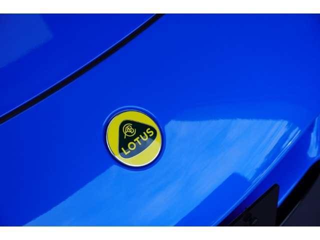 ロータスのエンブレムは、創業者のイニシャルA・C・B・Cアンソニー・コーリン・ブルース・チャップマンが組み合わされており、その下にLOTUSの文字、そして蓮を象徴するデザインが配置されています。