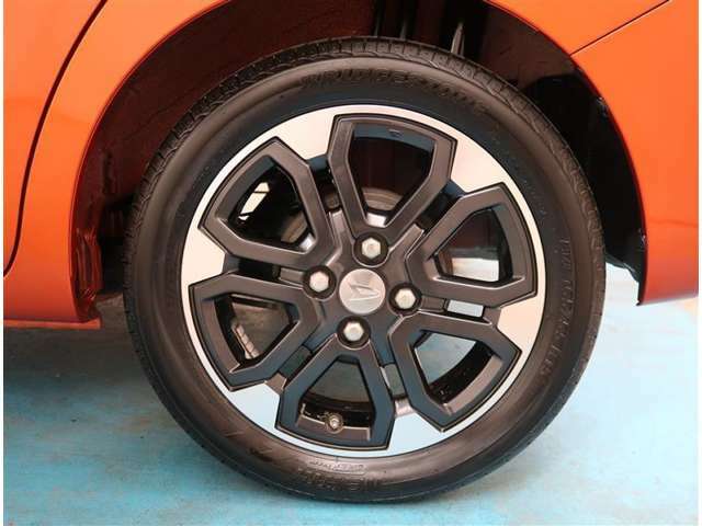 【タイヤ・ホイール】タイヤサイズ165/55R15の純正アルミホイールです。タイヤ溝は約5mmになります。
