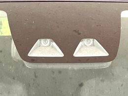 【スマートアシスト】走行中に前方の車両等を認識し、衝突しそうな時は警報とブレーキで衝突回避と被害軽減をアシスト。より安全にドライブをお楽しみいただけます。