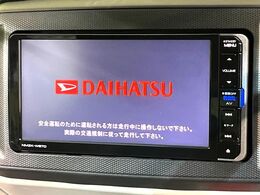 【純正ナビ】人気の純正ナビを装備しております。ナビの使いやすさはもちろん、オーディオ機能も充実！キャンプや旅行はもちろん、通勤や買い物など普段のドライブも楽しくなるはず♪