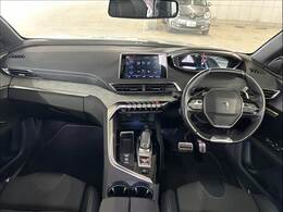 【純正メモリナビ】アップルカープレイやブルートゥース接続など多彩な機能を併せ持っており、インパネ周りがすっきりしてますね！