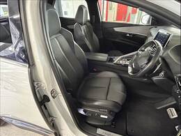 【インテリア】ブラックを基調とした、洗練されたインテリアは一見の価値あり。