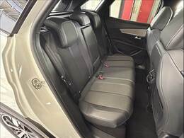 セカンドシートは大人二人が乗っても十分なスペースが確保されております。各種「室内除菌抗菌コーティング」「室内クリーニング」も取り揃えておりますよ。