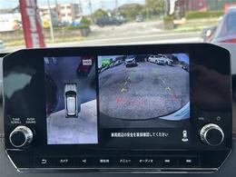 【全方位モニター】まるでクルマを真上から見下ろしたかのような視点で駐車をサポートします！クルマの斜め後ろや真横など、前後左右の4つのカメラの映像が合成されて、モニターに映し出されます。