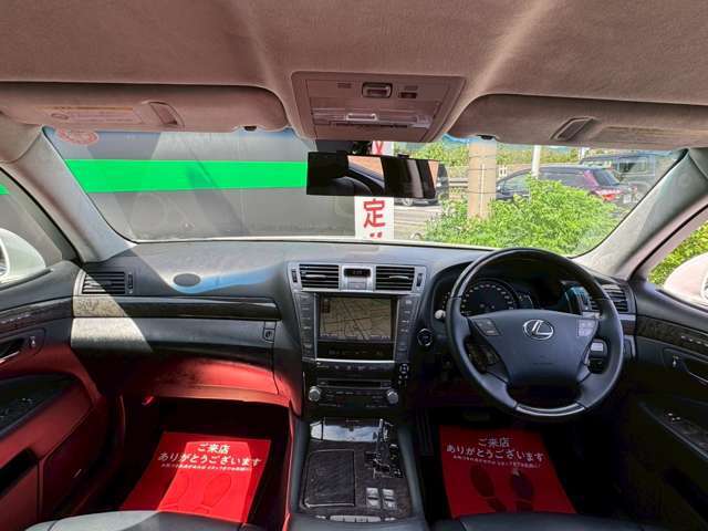 コックピット。車内もキレイで嫌な臭いもありません！ご納車後の臭いが付きにくくなる「空気触媒コーティング」もあります。