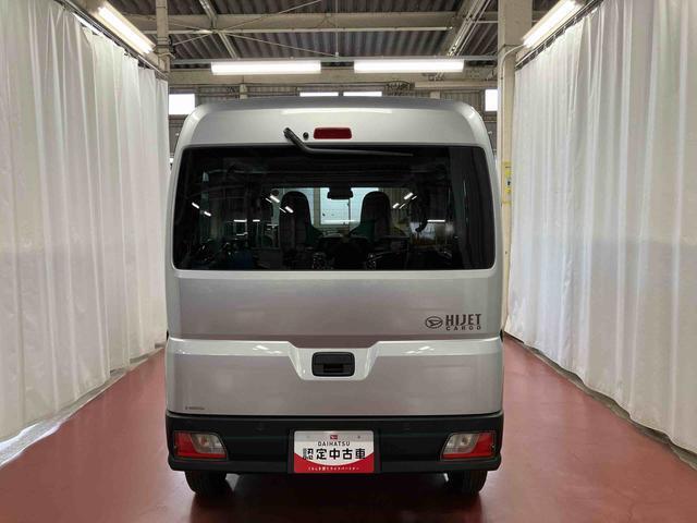 跳ね上げ式バックドアなので、雨天時の荷物の出し入れの際も濡れにくいです