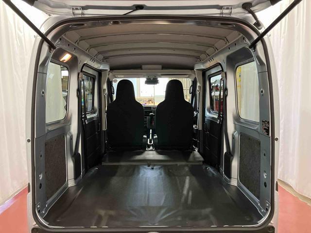 水平格納式リヤシートで、無駄なく荷物が積めるフラットな荷室内部に