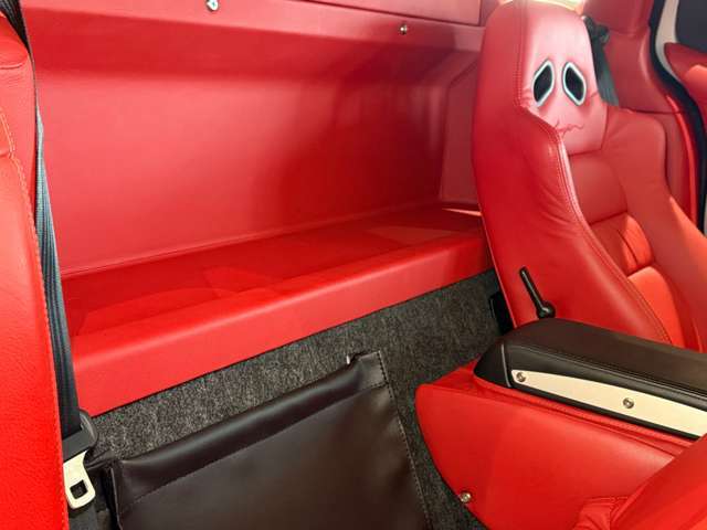 運転席の後ろにはお荷物を置ける空間があります。リュックサックやボストンバックなどはこち