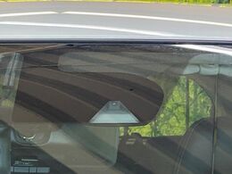 【インテリジェントエマージェンシーブレーキ】フロントカメラで前方の車両や歩行者を検知。衝突しそうな時は衝突被害軽減ブレーキが作動、衝突回避をサポート。より安全にドライブをお楽しみいただけます。