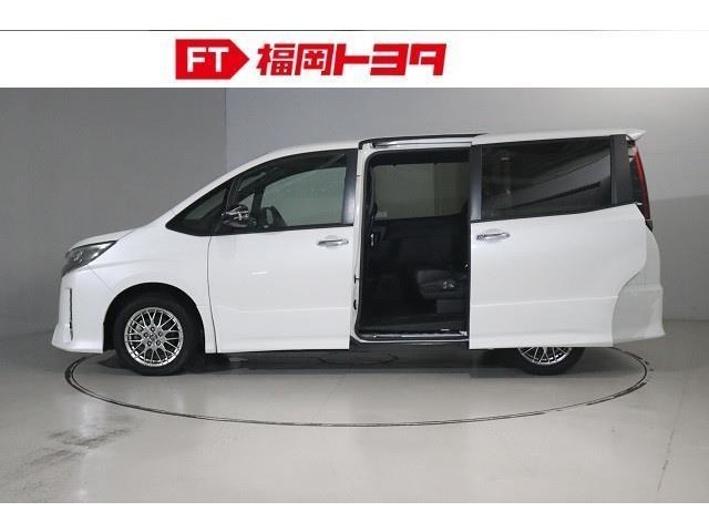 スライドドアは狭い場所での乗り降りにとても便利です。