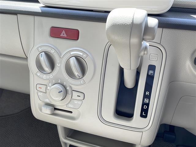 【内装の除菌消臭】車内の細菌やカビを除去しニオイの元となる菌の抑制をします。様々な物質に直接反応して酸化、分解します。人気オプションの一つです。