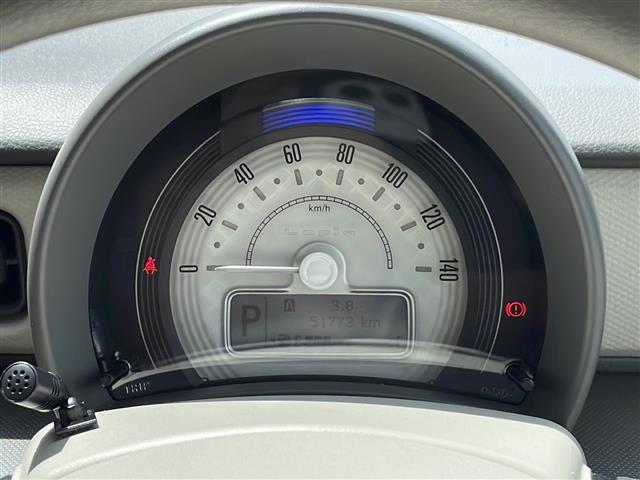 【ディスプレイ付きメーター】燃費や車両状態をスピードメーターの傍に表示することで、クルマの状況を把握しながらドライブできます。