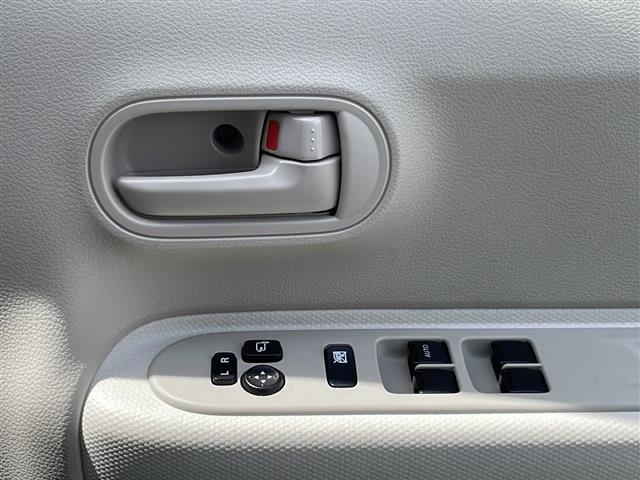 【内装の除菌消臭】車内の細菌やカビを除去しニオイの元となる菌の抑制をします。様々な物質に直接反応して酸化、分解します。人気オプションの一つです。