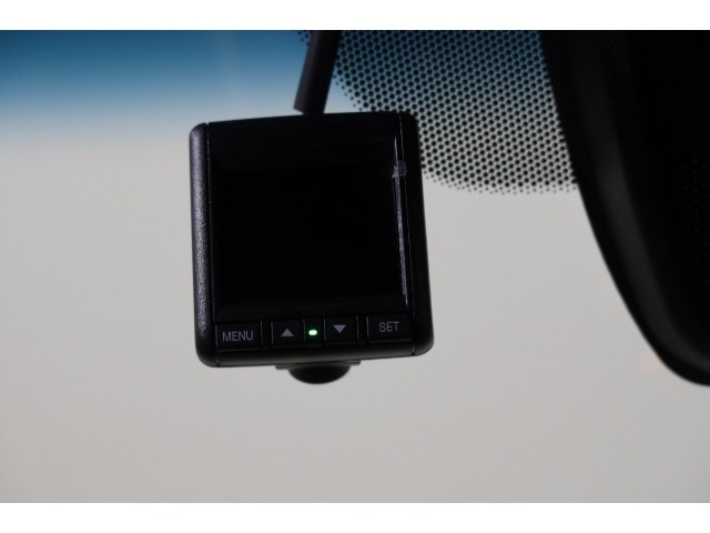 もしもの衝突の時、あなたの走行状態をしっかりと記録するドライブレコーダーも付いているので、万が一の時にも安心です。