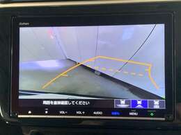 バックギアに入れるだけで自動でリヤカメラに切り替わります！車庫入れやバックが苦手な方にオススメ！