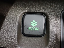 エンジン、エアコンなどを制御し低燃費な『ECONモード』に、また走りを楽しみたいとき、空調など快適性を重視したいときにはスイッチOFFで通常モードに切り替えができます！