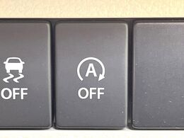 【アイドリングストップ】赤信号や渋滞で停車した際にエンジンを停止し、無駄な燃料の消費を抑えます。燃費向上や環境保護につなげる機能♪エンジンはブレーキを離せば再始動します。