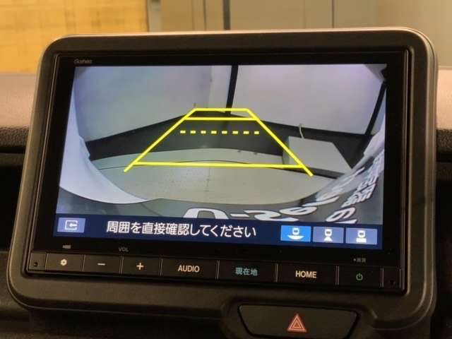 リバースギアに入れるだけで後方の表示へ切り替わります。夜間や雨の日の駐車も楽になりますよ。