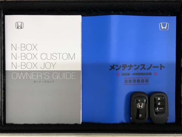 スマートキーは鍵をバッグに入れたままでもドアロックの開閉やエンジンのON・OFFができます。夜間や雨の日も鍵を探さなくて良いので便利です。