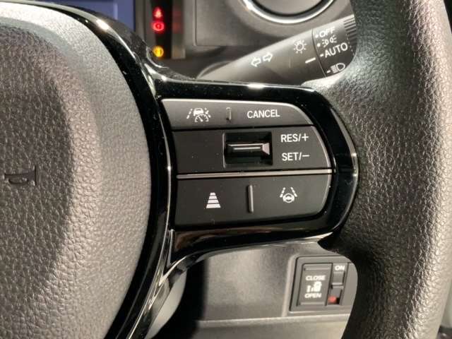 クルーズコントロールを装備しています。高速道路などで一定の速度で走ってくれるので運転が楽ですよ！速度を設定できますので、スピードの出しすぎにも注意できます。