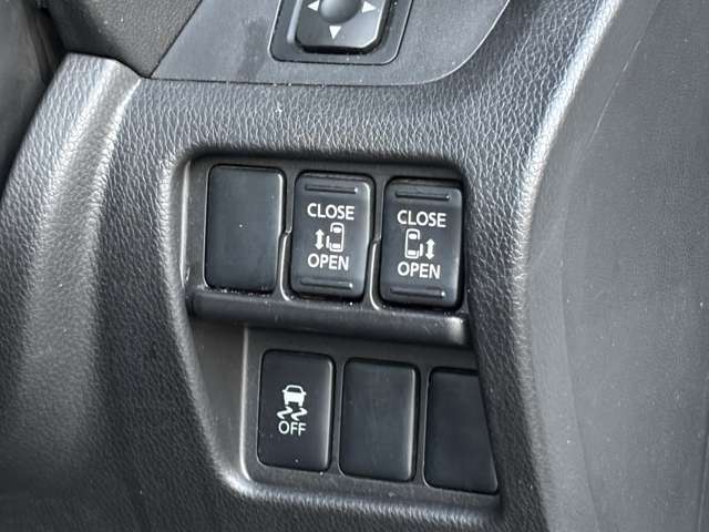 両側電動スライドドア