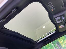 【ガラスルーフ】ガラスルーフ搭載で車内の解放感が一気にアップ！開放的なドライブをお楽しみいただけます。