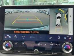 【パノラミックビューモニター】クルマを真上から見下ろした視点で駐車をサポートします！クルマの斜め後ろや真横など、いち早く障害物に気が付くことができます。