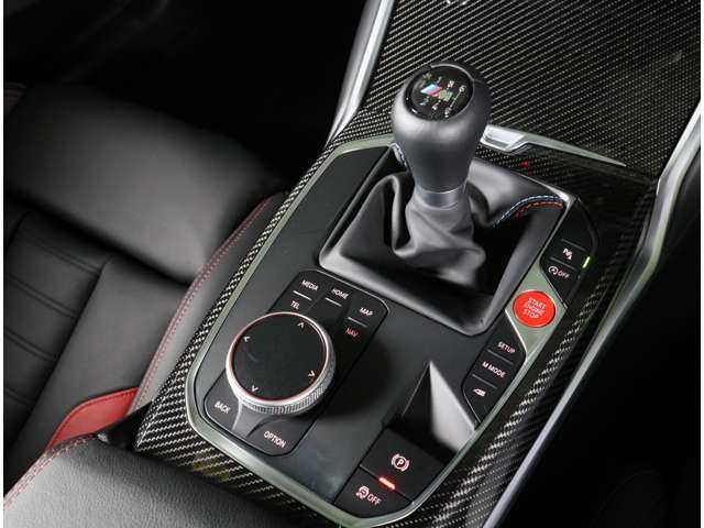 保証期間中に、トラブルが発生した際の緊急連絡を24時間フリーダイヤルでお受けします。応急処置のアドバイスのみならず、出張修理やレッカーなどの手配、さらにはお客様の代替交通手段やホテルの確保を行います。