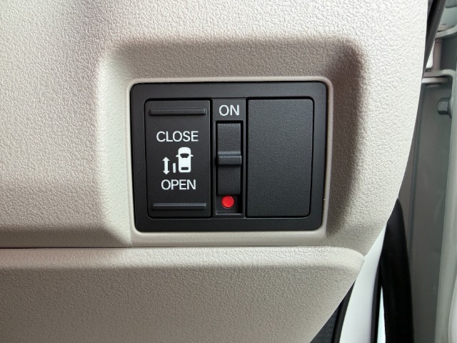 片側電動スライドドア付きです！！乗り降りラクラクです！！