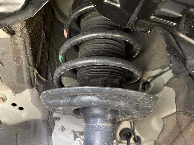 お車を安心してお乗りいただく為には、足回りの定期点検が欠かせません。サービスサポート（有償保証）では無料点検もご提供しており、安心のカーライフをお過ごしいただけるサポート体制が整っています。