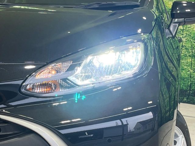 【LEDヘッドライト】悪天候や夜間走行時も良好な視界を確保し安心して運転できる高輝度LEDヘッドライトを装備！点灯速度が早く、消費電力も抑えられています。