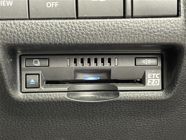 【ETC】有料道路を利用する際に料金所で停止することなく通過できる、ETC車載器（ノンストップ自動料金収受システム機器）が装備されています。セットアップを行うことで利用可能になります。