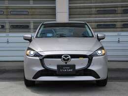 優しくも力強い表情のフロントデザインは、見るたびに心が弾みます。このMAZDA2があれば、毎日の送り迎えも気分が上がります。お子さんの笑顔が似合う、素敵な一台です。