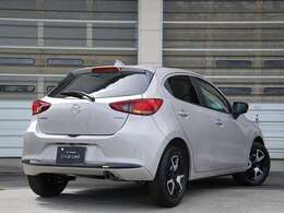 まるでお空を飛ぶ鳥さんみたいに、かっこよくてきれいなMAZDA2。つるつるした車体を触ると、なんだかワクワクするね。公園に行くのも、お買い物に行くのも、この車と一緒だと楽しいね！