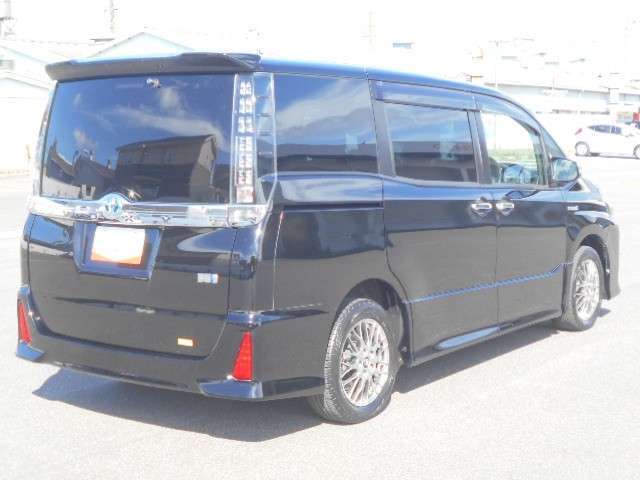展示されているお車は全台1年間のトヨタロングラン保証が付いて参ります。最長3年間の保証をお付けすることも可能ですので、どのエリアに住むお客様でも安心して保証をお受けすることができます！