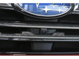 フロントグリルに装着されたカメラの映像をディスプレイに表示。自車の前方の様子が確認でき、見通しの悪い交差点や駐車・発進時などの前方確認をサポートします。