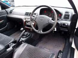 室内は綺麗にルームクリーニング済みとなります。たばこの嫌な臭いや芳香剤の臭いも御座いません。ご希望に応じてRECARO製などのスポーツシートに変更も可能です。お気軽にご相談下さいませ