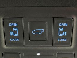 【両側パワースライドドア】スマートキーや運転席のスイッチで後席両側スライドドアの開閉が可能♪電動だから力を入れてドアを開ける必要が無く、小さなお子様でも簡単に開け閉めでき快適です♪