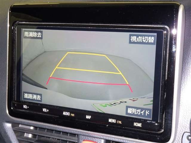 バックモニターも装備しております。バックギアに入れるとナビ画面に車の後方が映し出されます。これで後方確認も安心！