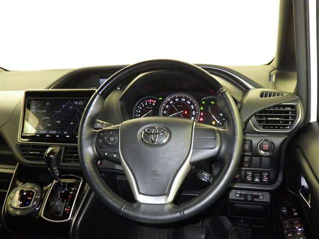 運転の際、常に目にする部分だけにシックで飽きのこないデザインが良いですね。