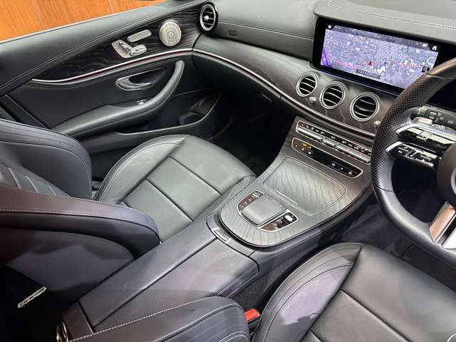 輸入車ディーラー採用のドライブレコーダーも選べます。万が一の事故の際のお守りとしていかがでしょうか？その他様々なオプションをご用意しております。