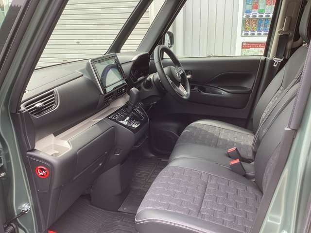 フロントベンチシートだから運転席足元もゆったり、広々快適です♪助手席へのウォークスルーも楽々可能！厚みがあって、座り心地のいいソファのようなシート★運転的も助手席もリラックスしてゆったりと座れます♪