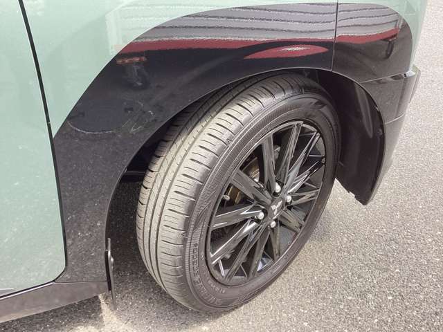 足元を変えるだけで車のイメージがかなり変わります。デザインもよく、ばっちり決まっています。