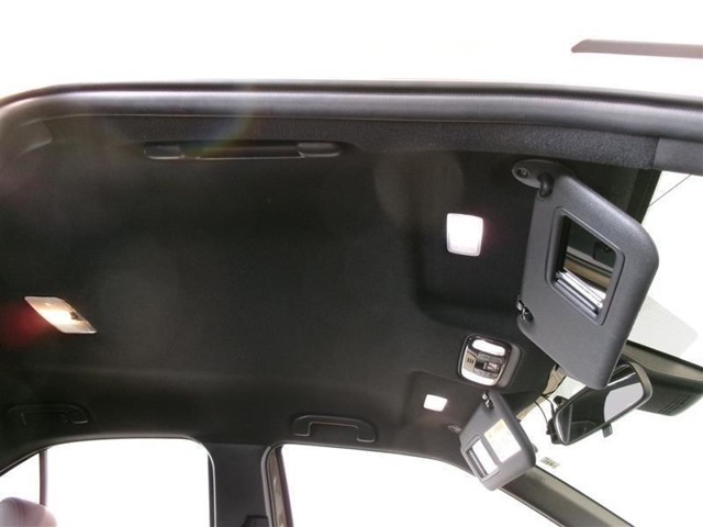 サンバイザーには、バニティーミラー付いてます。照明も付いていて便利です。