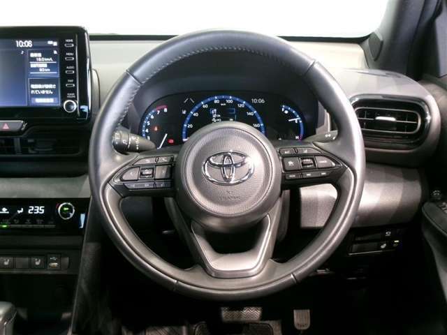 ステアリングスイッチ付き。前方から目を離すことなく操作することが可能です。