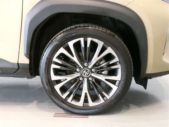 純正のアルミホイール装着車です。タイヤサイズは215/50R18です。