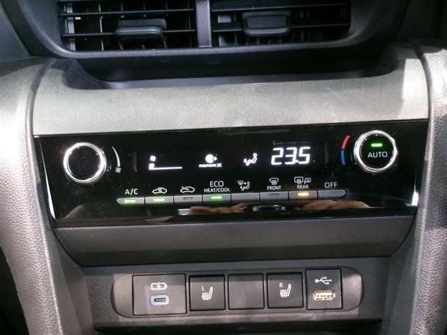 オートエアコンで快適な室内です。