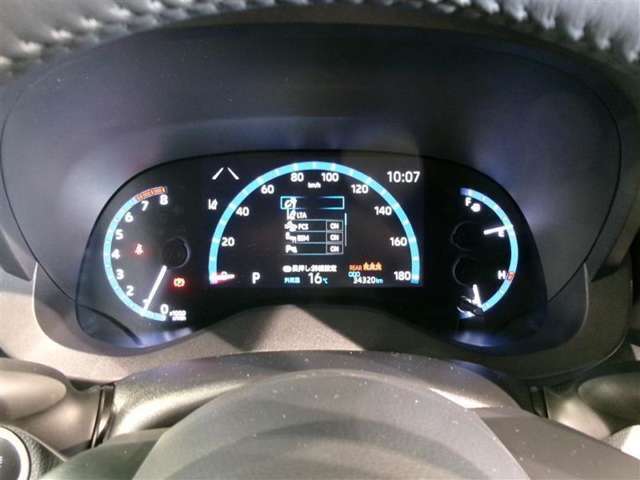 とっても見やすいメーターです。夜間時はラグジュアリーな気分にさせてくれる照明が魅力ですので、夜のドライブも楽しみになりますよ♪